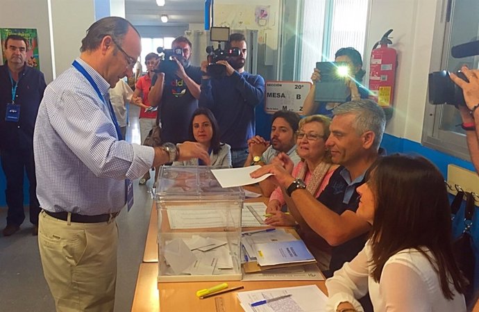 Rodríguez-Comendador deposita su voto en el CEIP 'Nueva Almería'