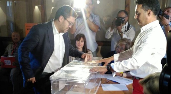 Miguel Sánchez, de Ciudadanos, deposita su voto, elecciones