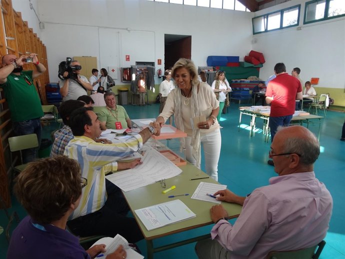 Cristina Herrera vota en Badajoz