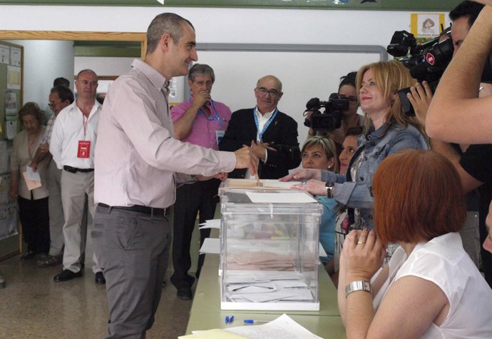 César Nebot ejerce su derecho al voto
