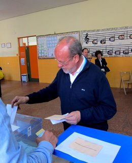 Javier León de la Riva votando en el García Quintana de Valladolid