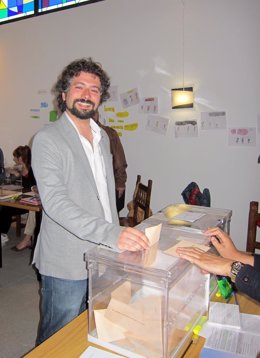 José Sarrión deposita su voto en las autonómicas de 2015