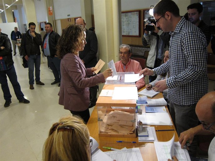 Beatriz Arráiz deposita su voto en el Ayuntamiento