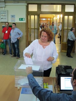 La candidata de IU a la Alcaldía de Jaén, María del Mar Torres, vota.