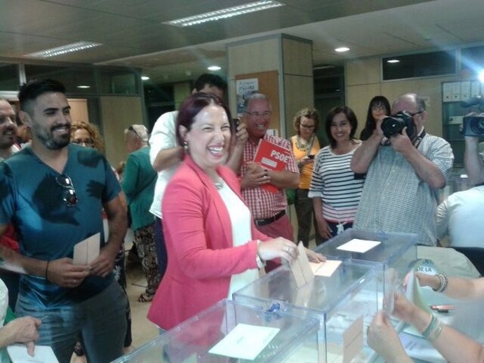 Patricia Hernández (PSOE) depositando su voto