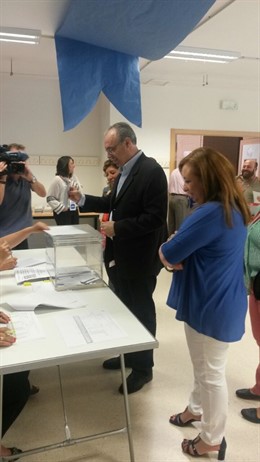 El presidente del Parlamento andaluz, Juan Pablo Durán ejerce su derecho al voto