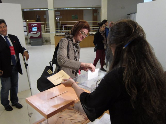 Maite Pagazaurtundúa deposita su voto en el Ayuntamiento de Logroño