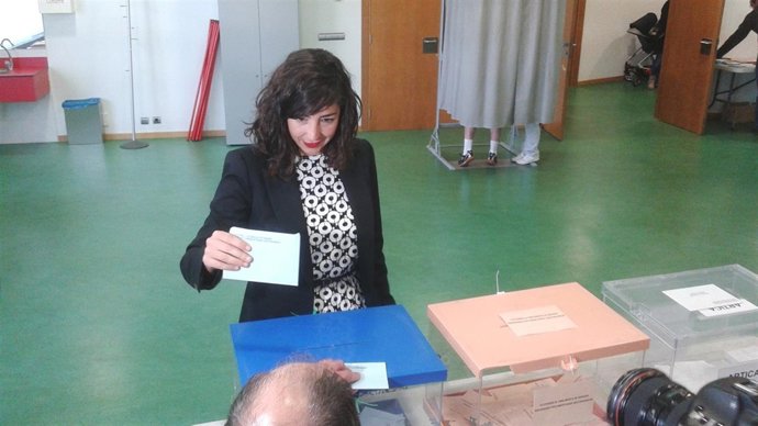 Laura Pérez, candidata de Podemos Navarra, votando el 24M.