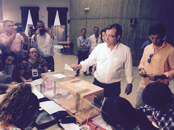 Guillermo Fernández Vara vota en Olivenza