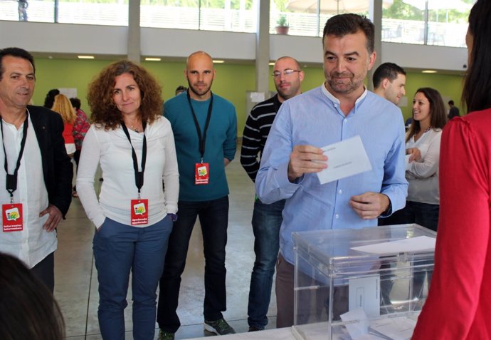 El coordinador general de IULV-CA, Antonio Maíllo, vota. 