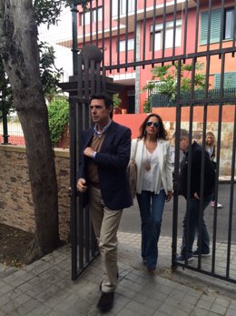 Soria entrando a su colegio electoral para votar el las municipales 2015