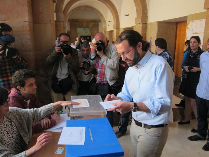 Emilio León deposita su voto. 