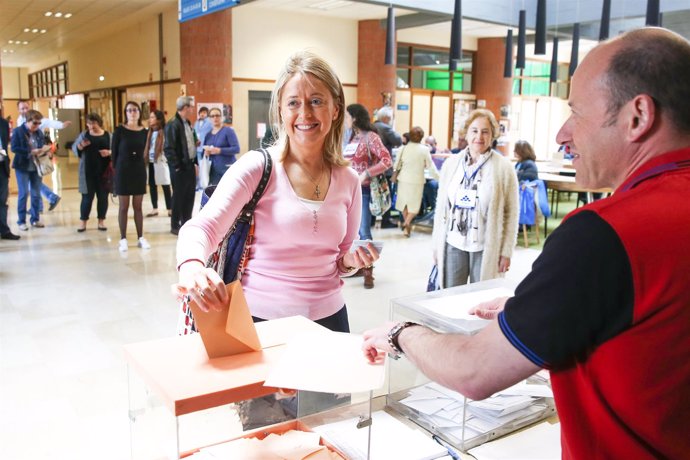 Cristina Coto deposita su voto en Oviedo. 
