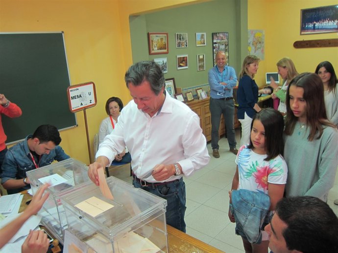 Carlos Floriano votando en un colegio de Cáceres