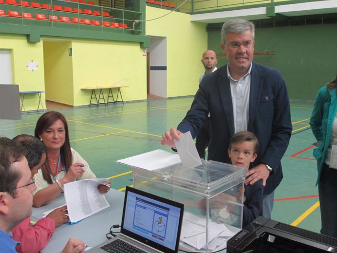 El alcalde, José Enrique Fernández de Moya, votando en compañía de su hijo