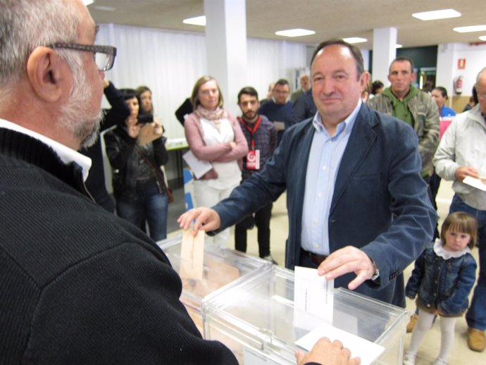 Sanz vota en el colegio Duquesa de la Victoria