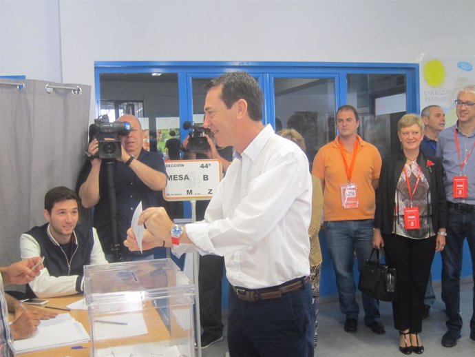 Pérez Navas deposita su voto en el CEIP 'Nueva Almería'