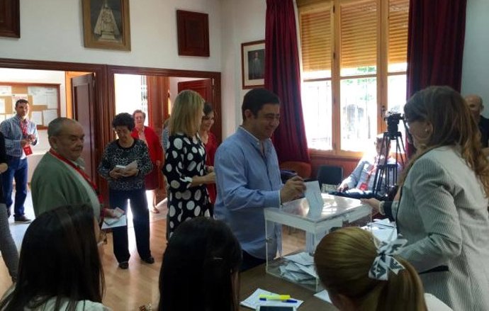 El secretario general del PSOE de Jaén, Fransico Reyes, vota.