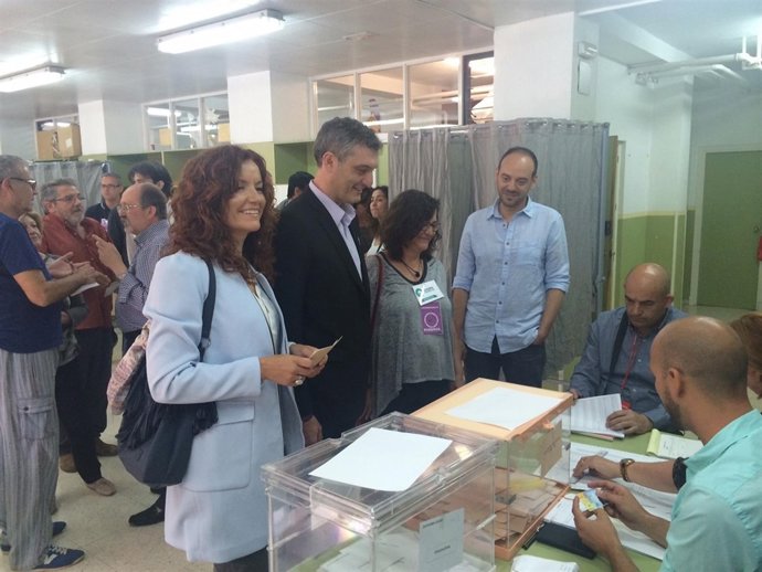 Urralburu acompaña a votar a María Ángeles García Navarro