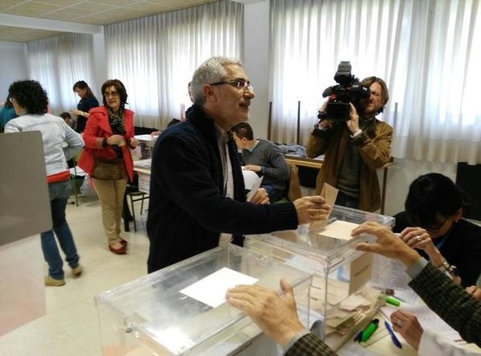 Gaspar LLamares vota en el Colegio de la Ería. 