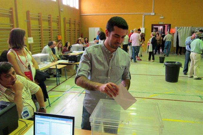 El candidato de Jaén en Común a la Alcaldía de Jaén, Manuel Montejo, vota.