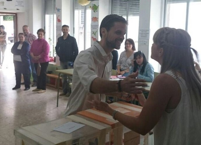 Ávaro Jaén vota en Navalvillar de Ibor