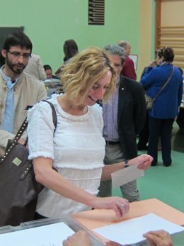 La candidata de IU a la Presidencia de Aragón, Patricia Luquin, vota el 24M