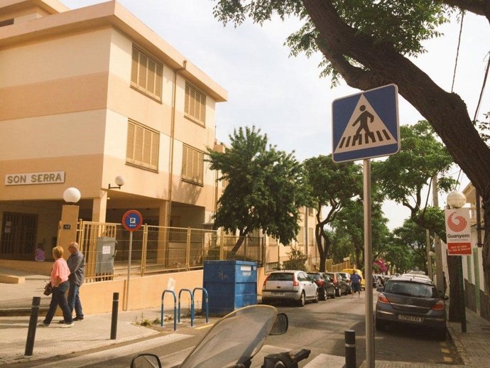 Cartel de Guanyem junto a un colegio electoral