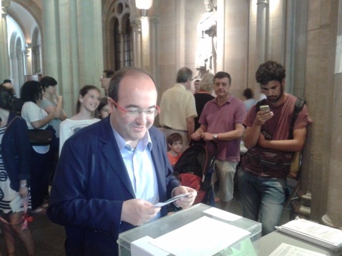 El primer secretario del PSC, Miquel lIceta, votando en las municipales