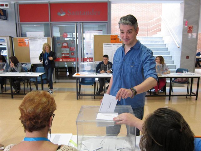 Germán Cantabrana candidato de Podemos al Gobierno riojano vota en la UR