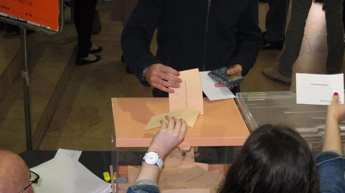 Un ciudadano vota en las elecciones municipales y autonómicas, en Aragón
