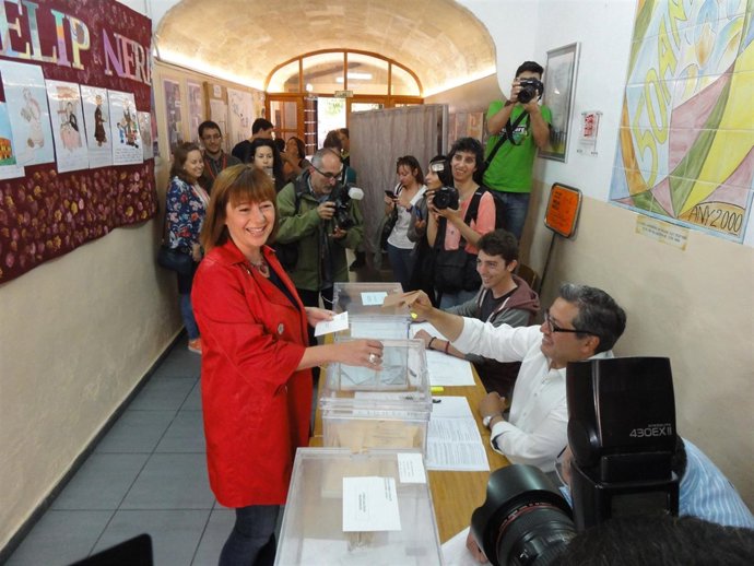 La candidata socialista acude a votar