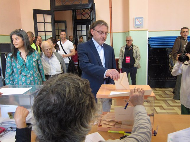 José Luis Lajara (UPyD) ejerciendo su derecho a voto este domingo