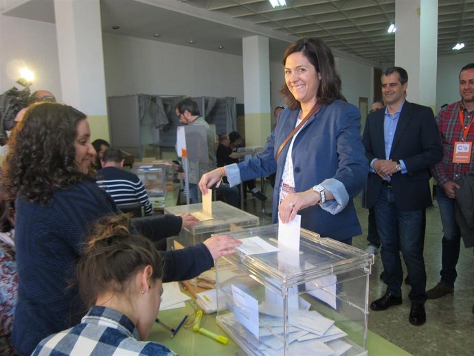 Susana Gaspar vota en el IES María Moliner.