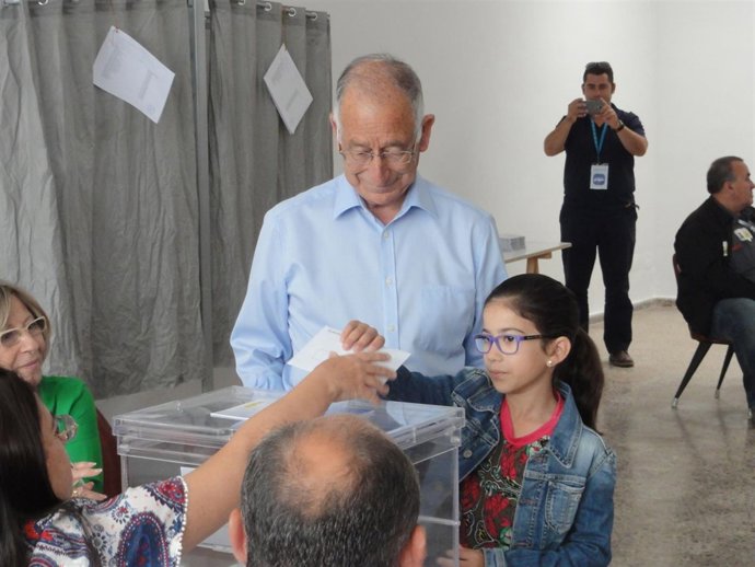 Amat ejerce su derecho a voto en Roquetas de Mar