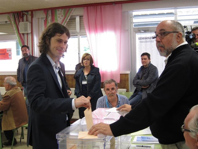 Gonzalo Peña, candidato Cambia Logroño al Ayuntamiento vota en Duquesa 