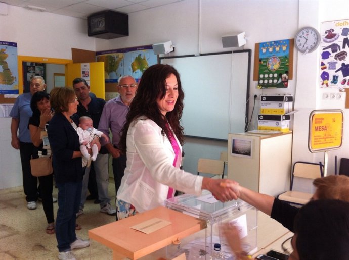 Alicia Andújar vota en Valencia