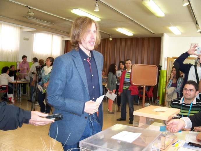 Pablo Fernández deposita su voto en las autonómicas de 2015