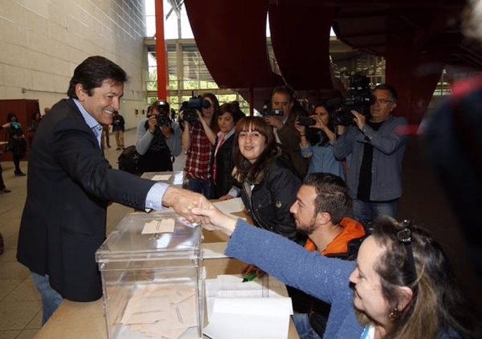 Javier Fernández saludo a los resposables de la mesa en la que ha votado. 