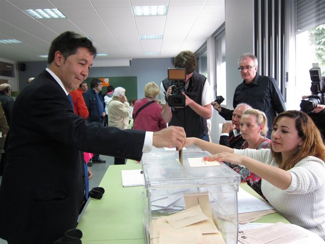 Emilio Sáez de Guinoa de Upyd vota en Escuela de Idiomas