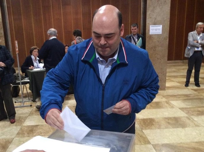Agustín Iglesias Caunedo deposita su voto. 
