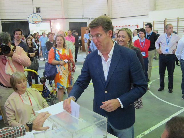 El presindente del PPdeG, Alberto Núñez Feijóo, deposita su voto en la urna