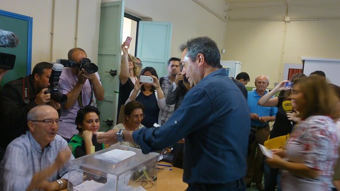 Espadas vota en el CEIP Calvo Sotelo.