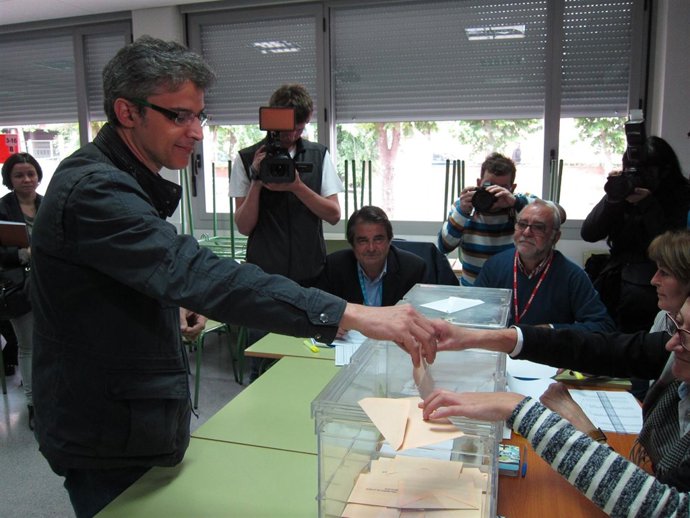 José Ángel Argüeso, candidato UPYd al Ayuntamiento votando