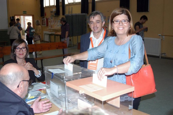 Victoria Domínguez vota en Plasencia