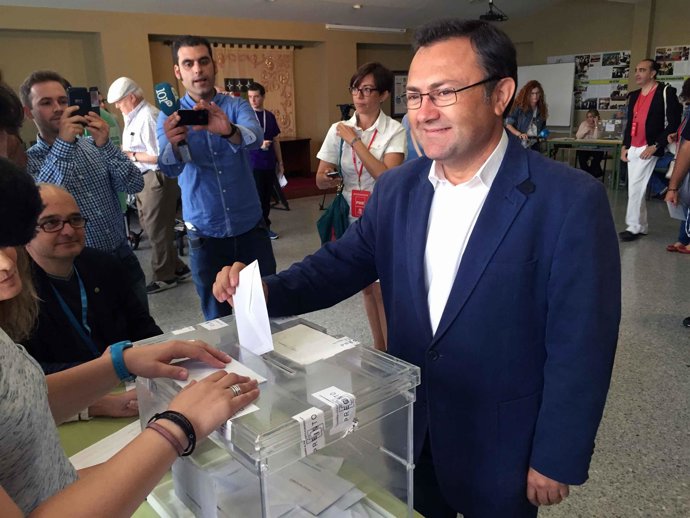 Miguel Ángel Heredia votando el 24M