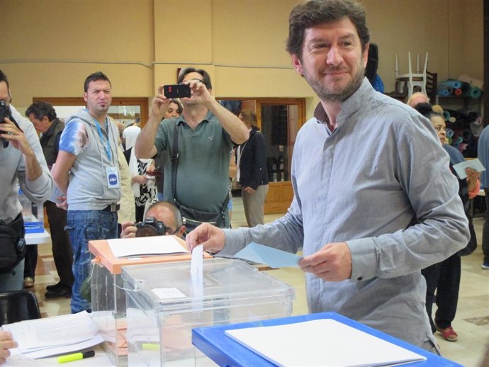 Alberto Jarabo acude a votar