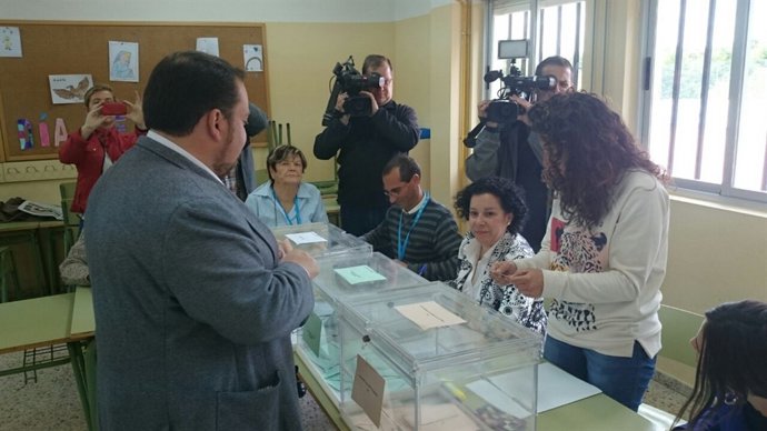 Rubén Gómez votando 