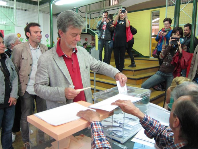 Pedro Santisteve, ejerciendo su derecho a voto este domingo en Zaragoza