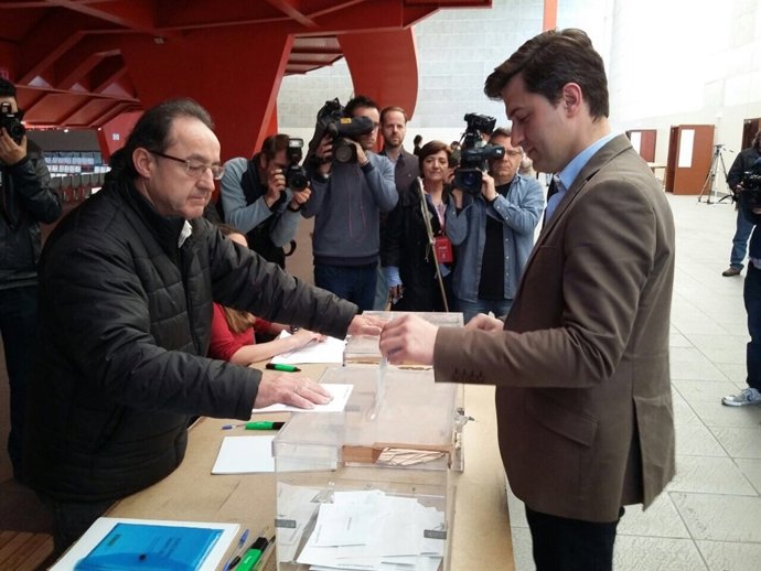José María Pérez deposita su voto. 
